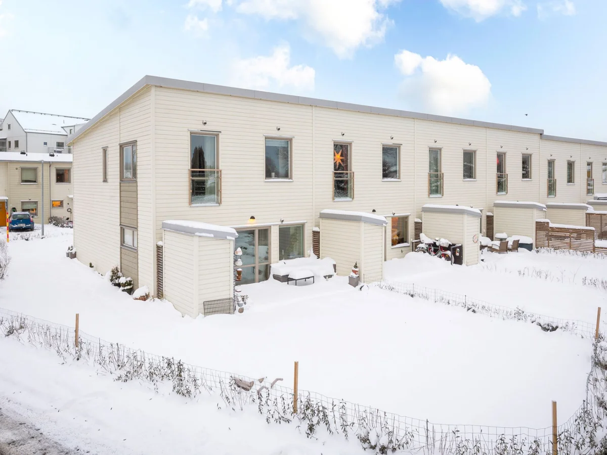 Radhus i bostadsrättsform med hörnläge!