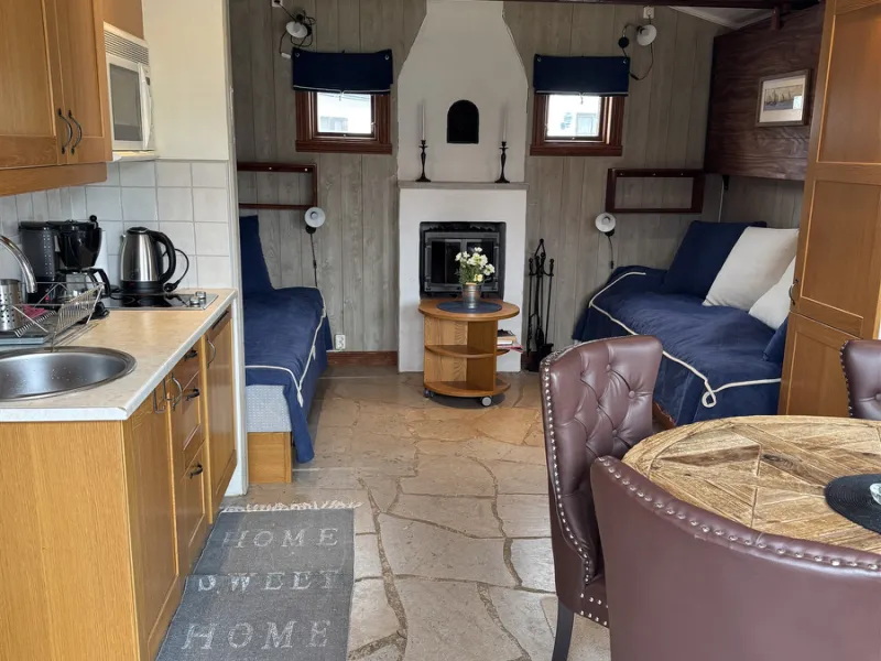 Cosy cabin with wood stove and limestone floors – close to the sea in Björkhaga!