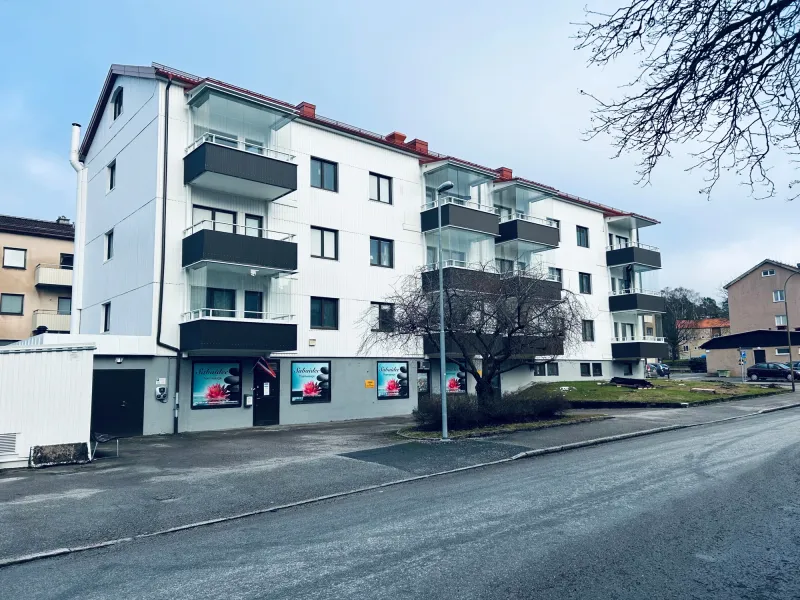 Welcome to this bright and lovely three-room apartment with garage parking and glazed balcony!