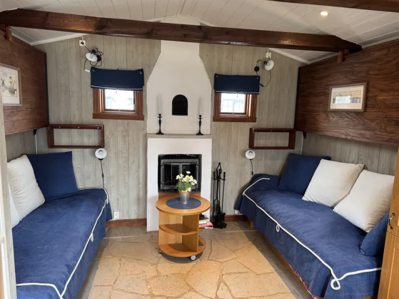 Cosy cabin with wood stove and limestone floors – close to the sea in Björkhaga!