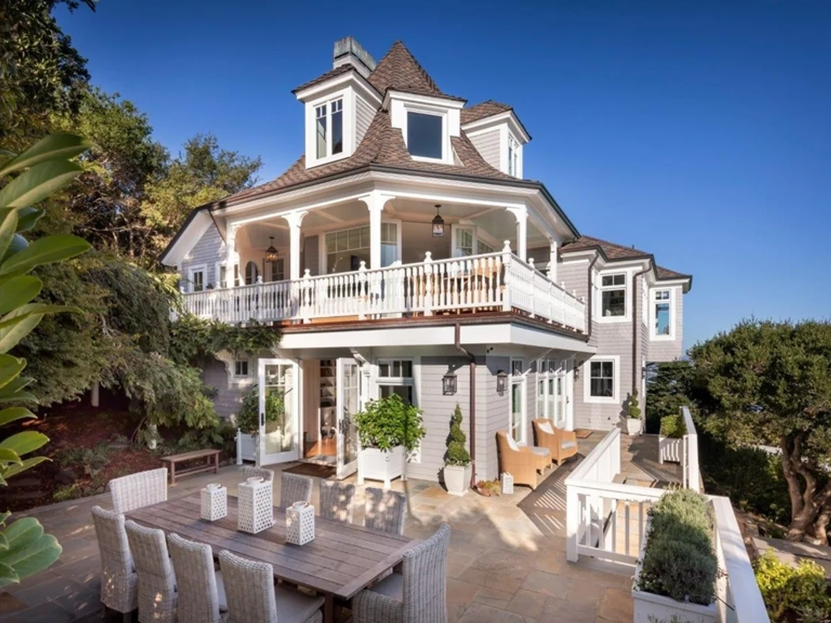 Preciosa casa en venta con vistas a la Bahia en la idílica Belvedere Island.