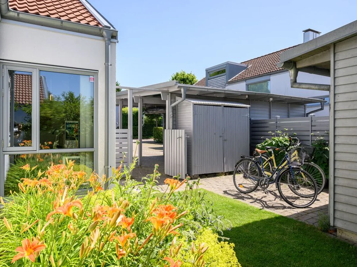 Underbar trädgård i västerläge - fyra sovrum & två badrum - generösa ytor & fantastiskt ljusflöde