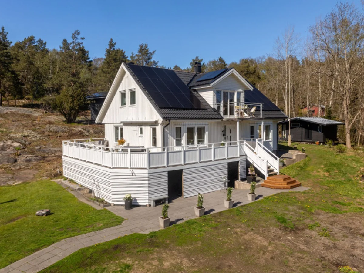 Vacker villa i lantlig idyll med vidsträckt utsikt och två gästhus