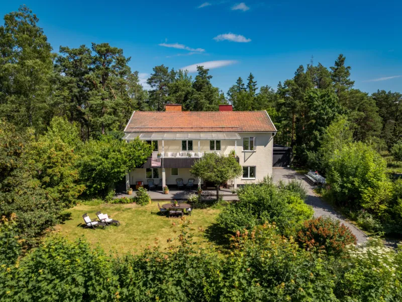 Fantastisk familjevilla om 214kvm med sol hela dagen, högt läge och generös tomt om drygt 2 100 kvm!