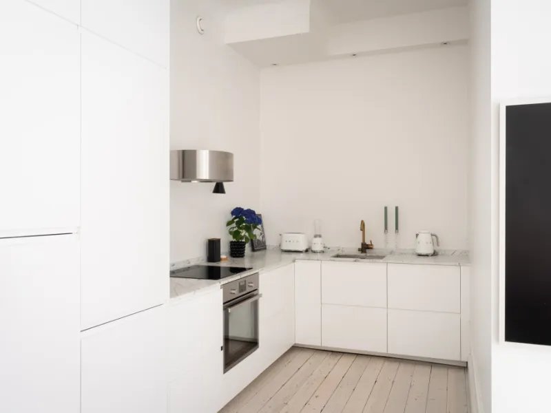 Lovely turn-of-the-century meets sleek & modern design in dreamy 2-room with beautiful view. Household electricity included