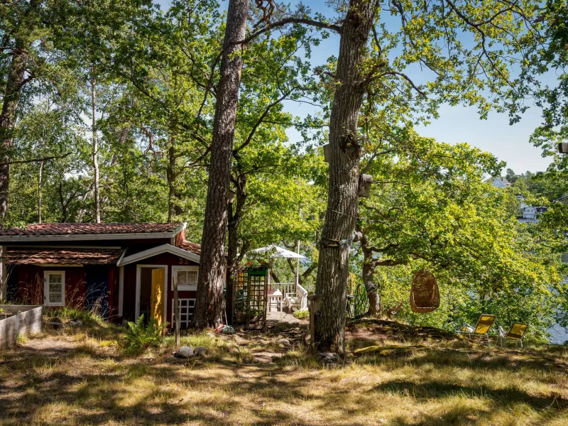 Skuruparken stuga nr 32, Nacka | Fritidshus | SkandiaMäklarna