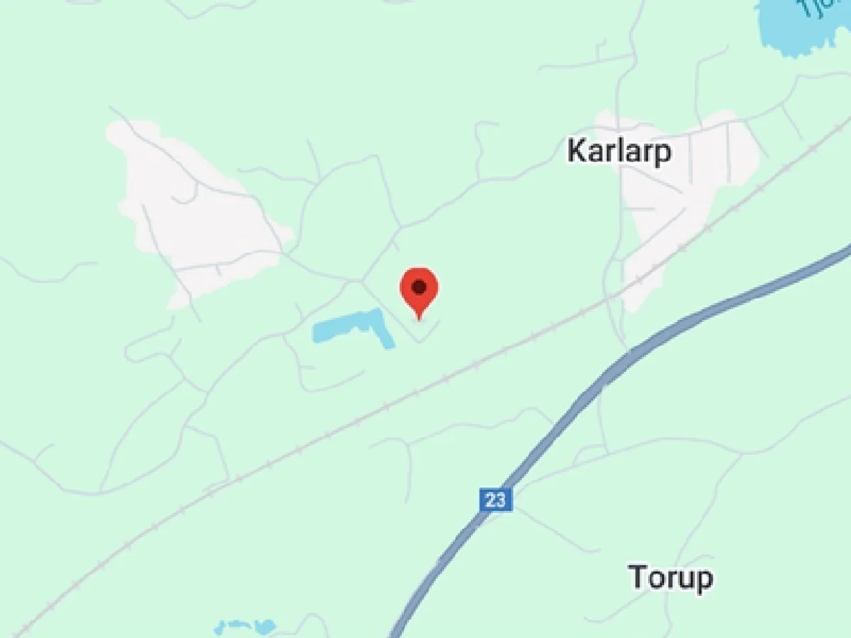 Vacker och fridfull skafttomt i Karlarp/Tjörnarp med utsikt mellan träden.