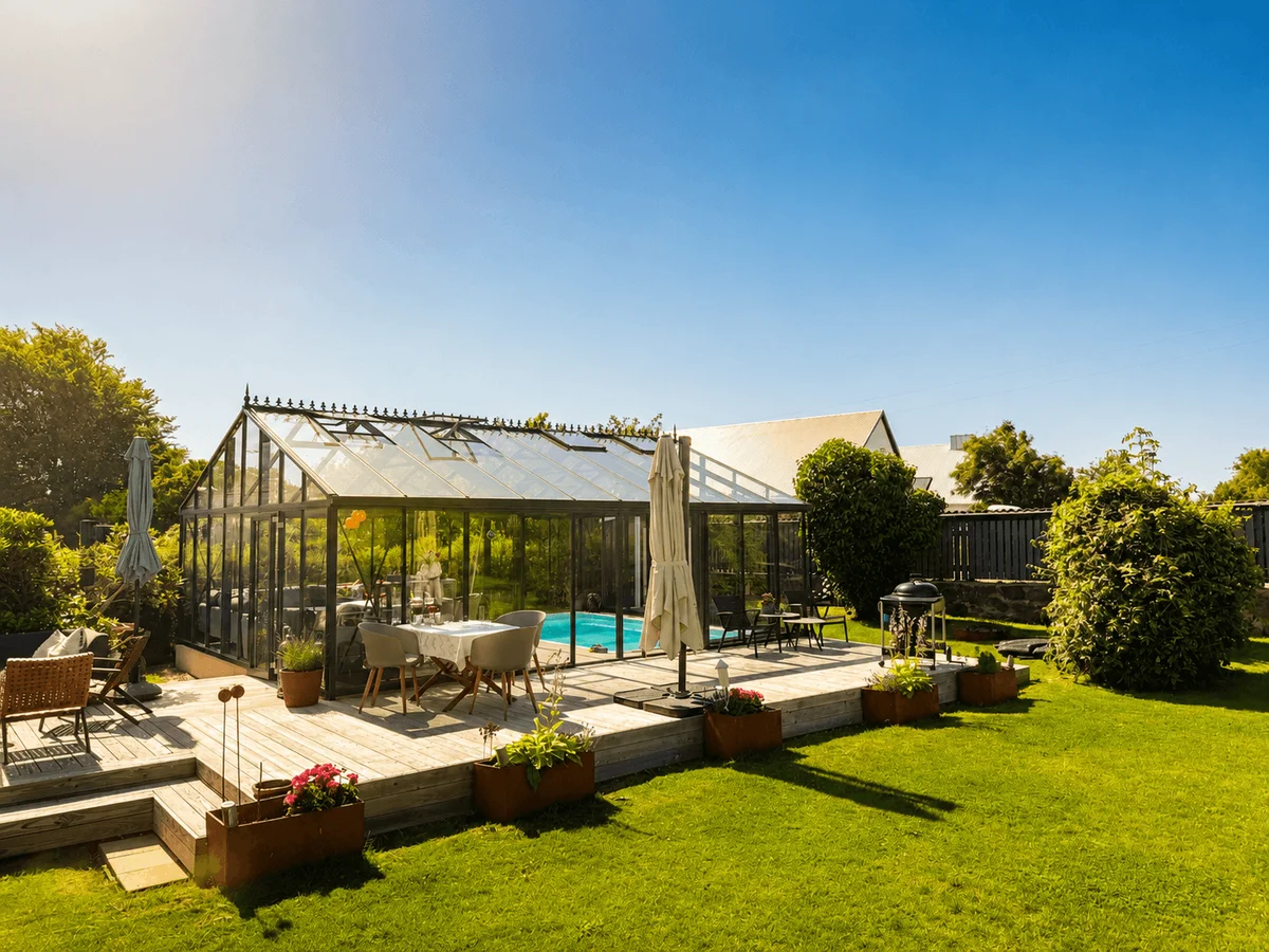 Välplanerad villa med generösa ytor, solceller, pool och växthus