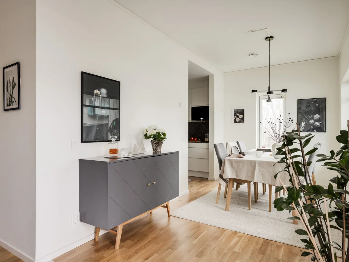 Modernt radhus med hörntomt i naturnära och familjevänligt område!