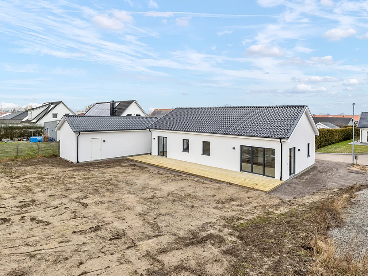 Nybyggt och gediget stenhus i ett plan - Stort garage - 4 sovrum