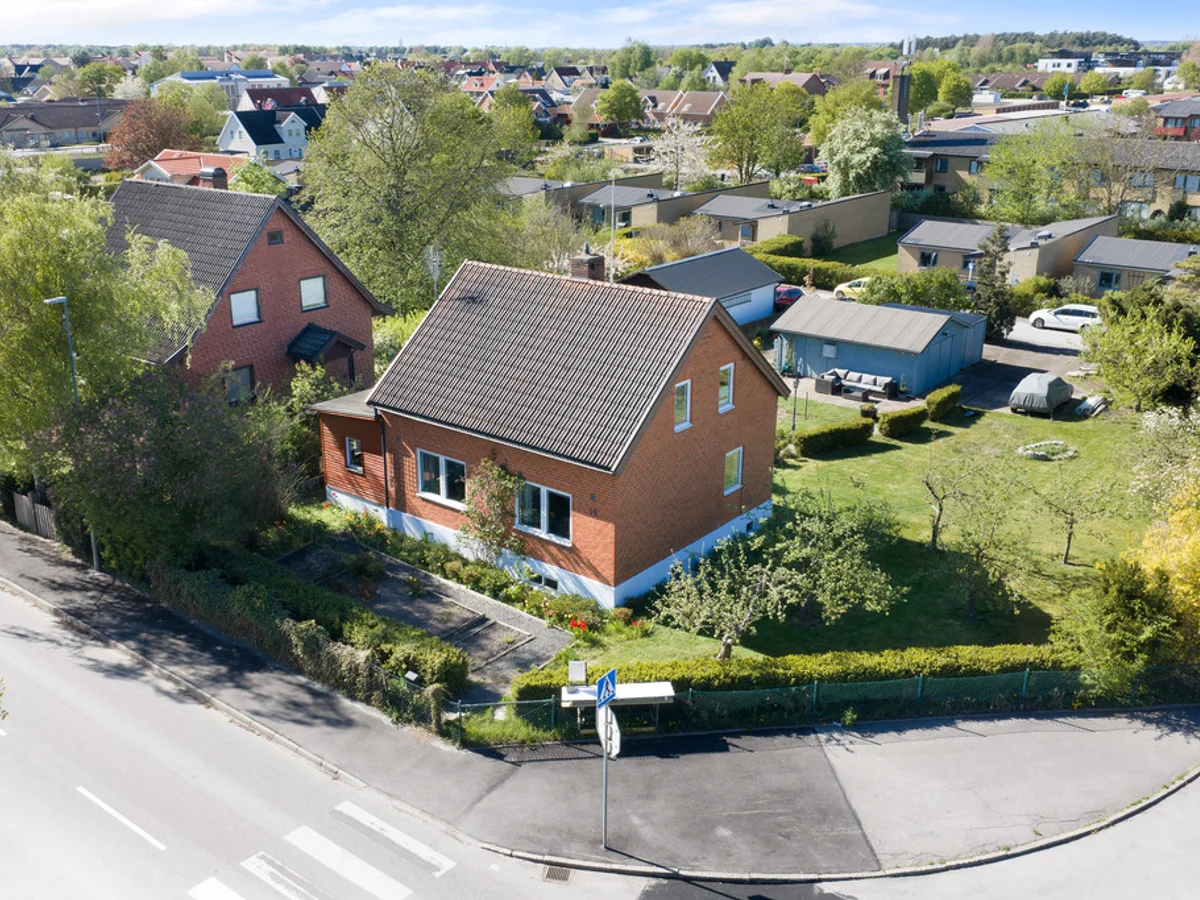 Centalt läge - charmigt boende - härlig grönskande trädgård