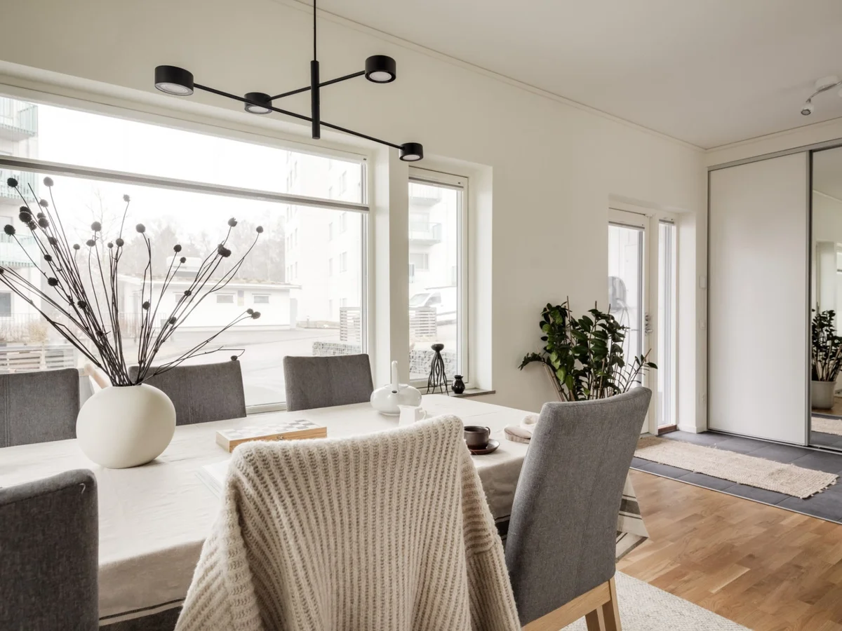 Modernt radhus med hörntomt i naturnära och familjevänligt område!
