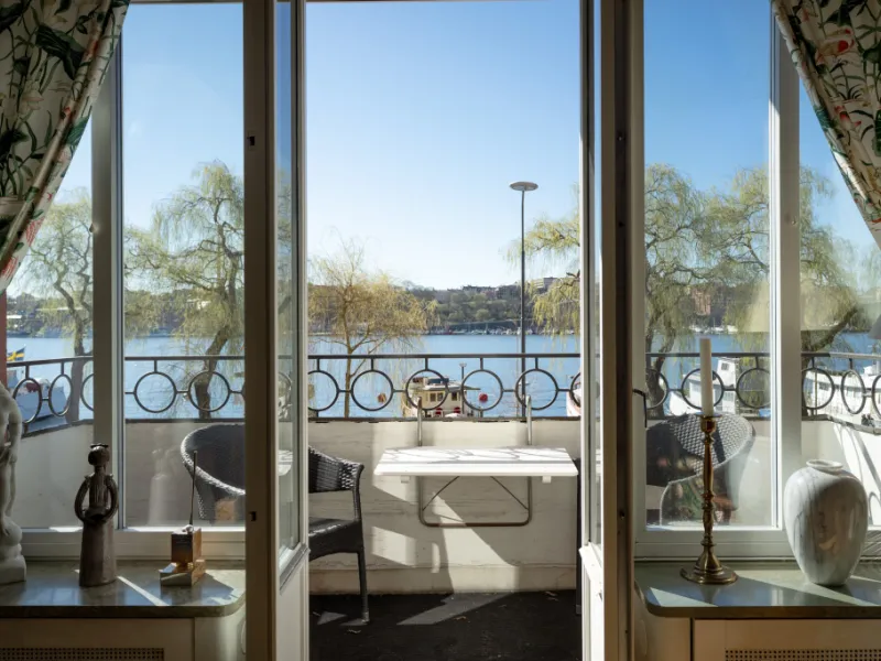 Vacker &amp; elegant paradvåning på Norr Mälarstrand med eldstad, balkonger, fri sjöutsikt &amp; garageplats
