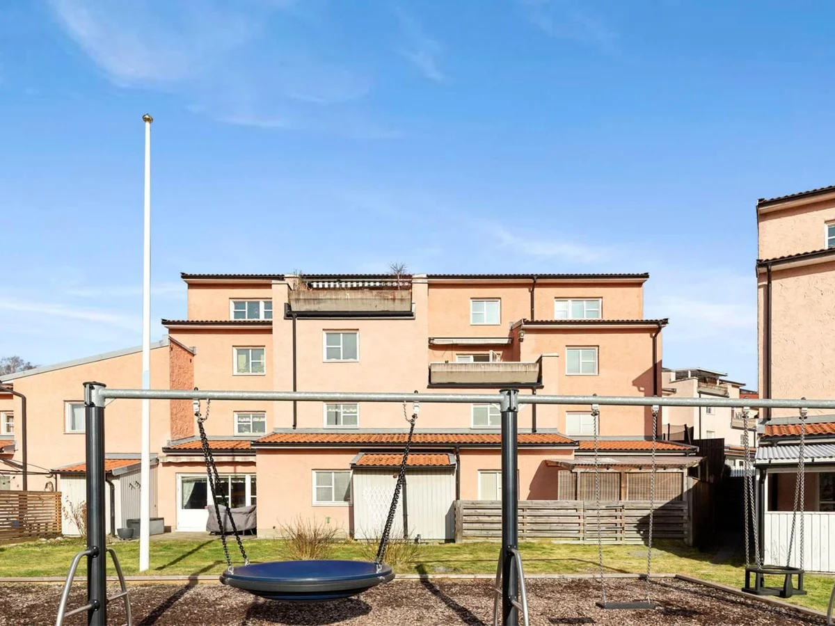 Travgatan 30B, Smedby