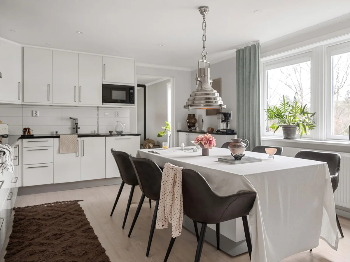 Stilrent renoverat enplanshus med etage, spa och garage!