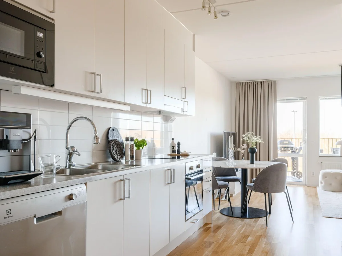 Exklusiv tvåa med balkong i västerläge – utsikt över stad och landskap!