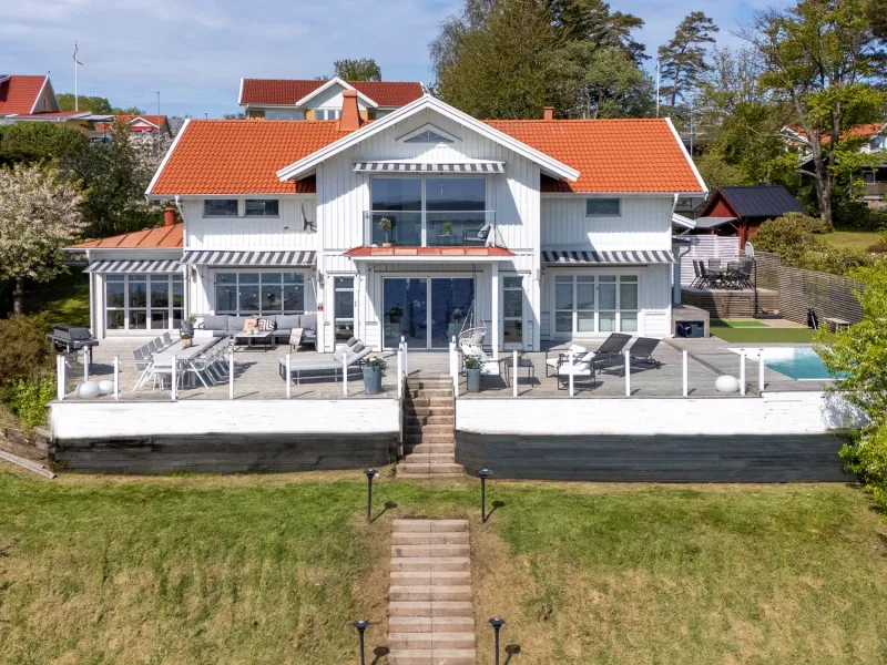 Första parkett mot fjorden – exklusivt boende med pool och panoramautsikt