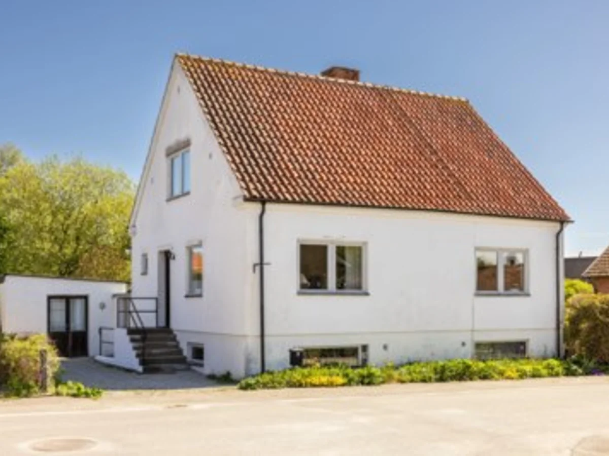 Gedigen 50-tals villa på mysig bygata i Borrby!