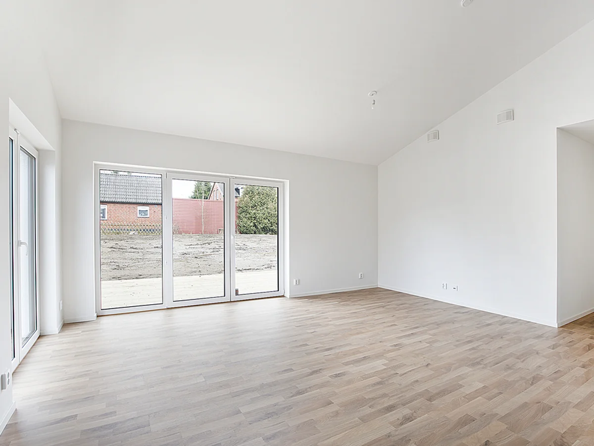 Nybyggt och gediget stenhus i ett plan - Stort garage - 4 sovrum