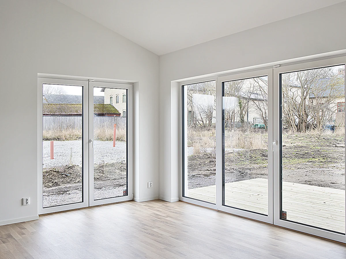 Nybyggt och gediget stenhus i ett plan - Stort garage - 4 sovrum