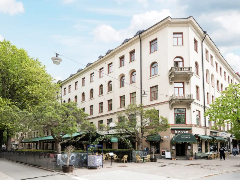 Gårdsvänd sekelskiftesetta med toppläge på Söder – stilrent renoverad med möjlighet att bli en 2:a