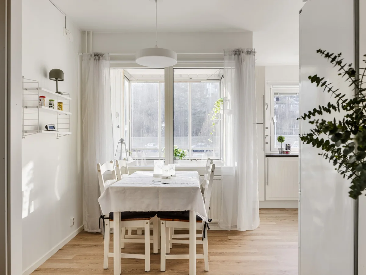 Välplanerad gaveltrea med inglasad balkong och härligt ljusinsläpp!