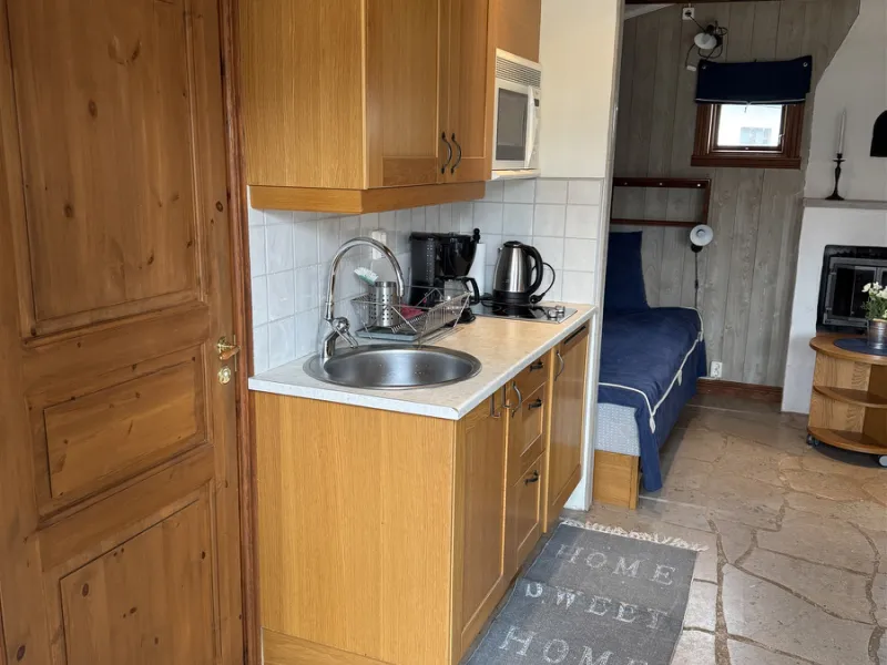 Cosy cabin with wood stove and limestone floors – close to the sea in Björkhaga!