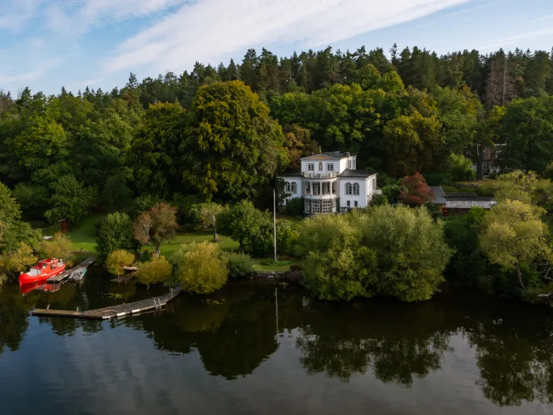 Förtrollande Björnholmen i Mälaren