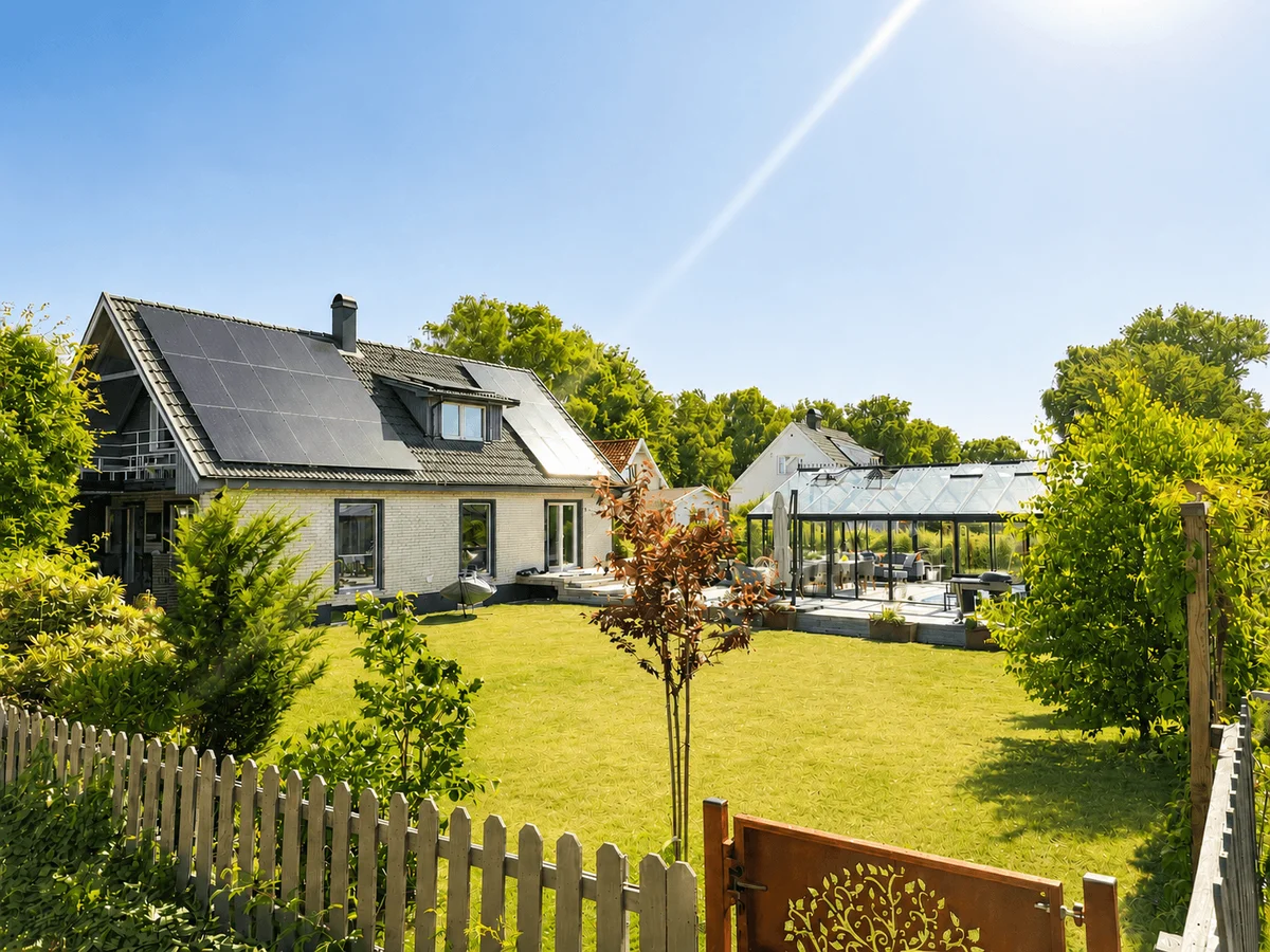 Välplanerad villa med generösa ytor, solceller, pool och växthus