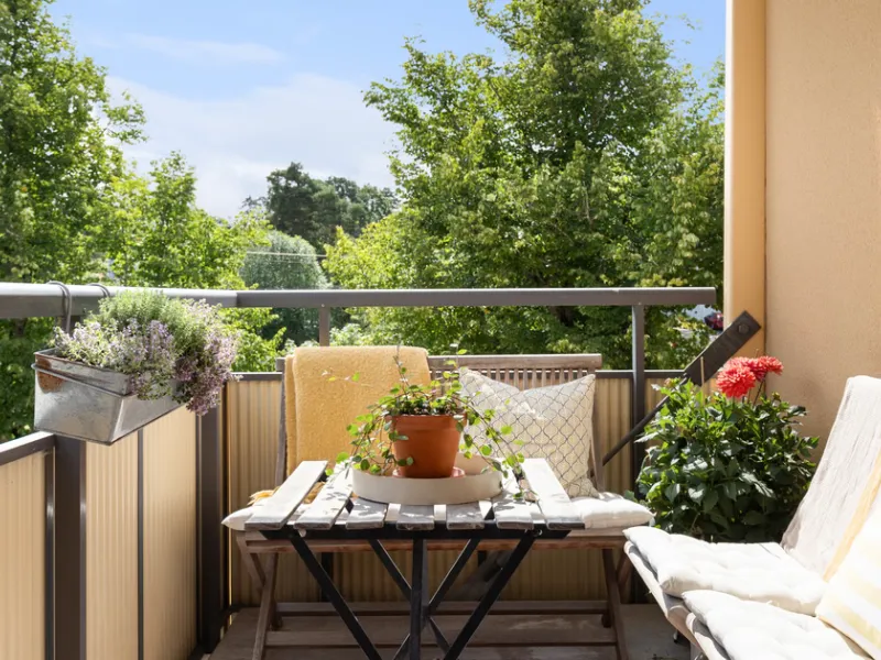 Välplanerad och renoverad 3:a med solig balkong - i hjärtat av Saltsjöbaden