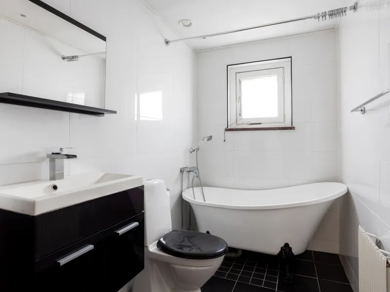 Welcome to this bright and lovely three-room apartment with garage parking and glazed balcony!