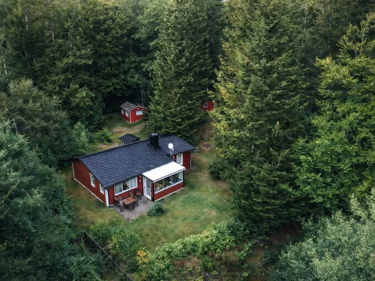 Charmig och välutrustad stuga i natursköna Ugglehult – med inglasat uterum och öppen spis