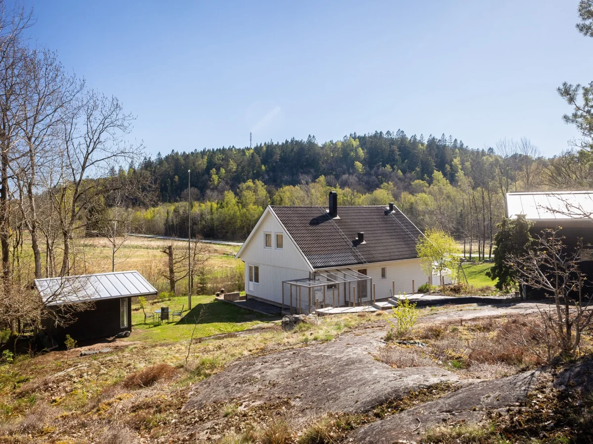 Vacker villa i lantlig idyll med vidsträckt utsikt och två gästhus