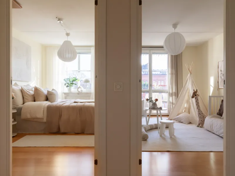 Odengatan 31A, 4tr, Vasastan - Generös 4:a högt upp i huset med rum i fil och flexibel planlösning – Låg avgift & stabil förening