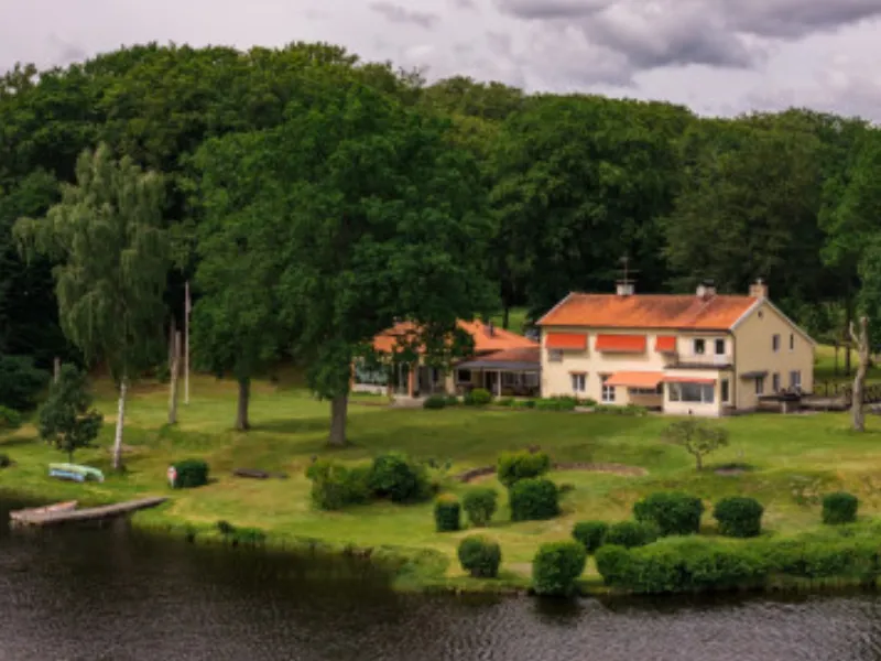 Stor villa på sjötomt med egen brygga