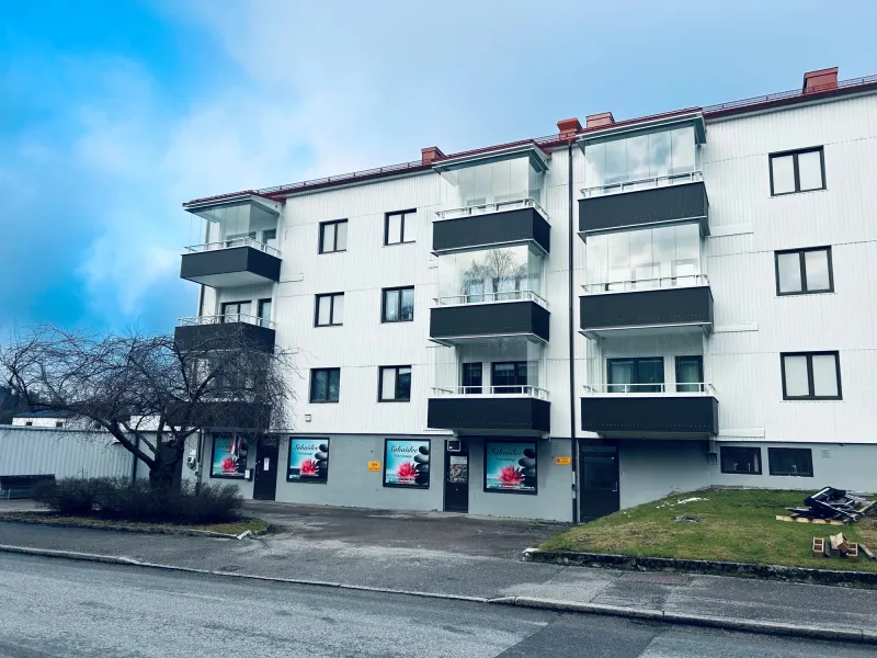 Welcome to this bright and lovely three-room apartment with garage parking and glazed balcony!
