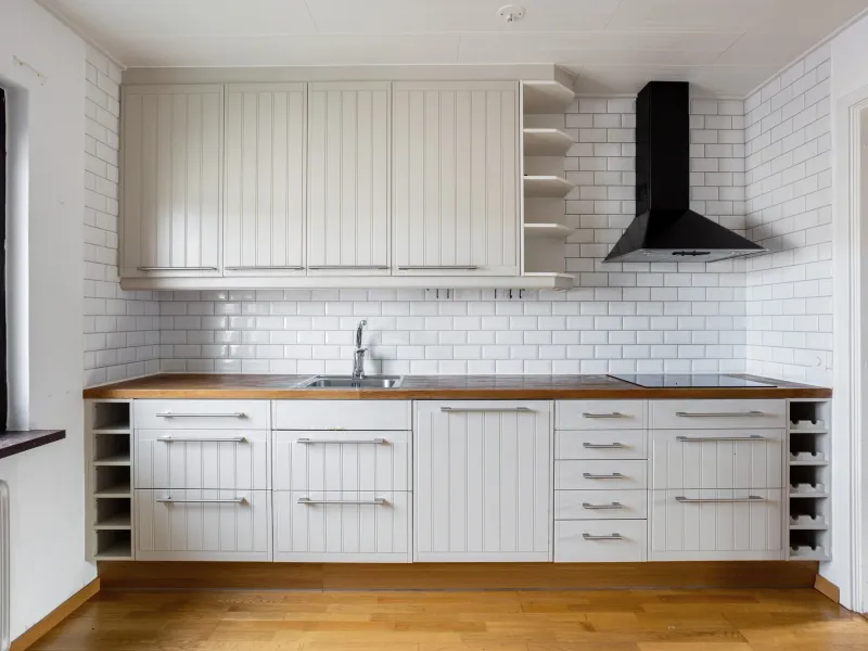 Welcome to this bright and lovely three-room apartment with garage parking and glazed balcony!