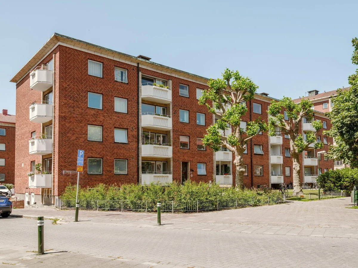 Högt upp på attraktiva Ribersborg – stilren tvåa med hiss och balkong!