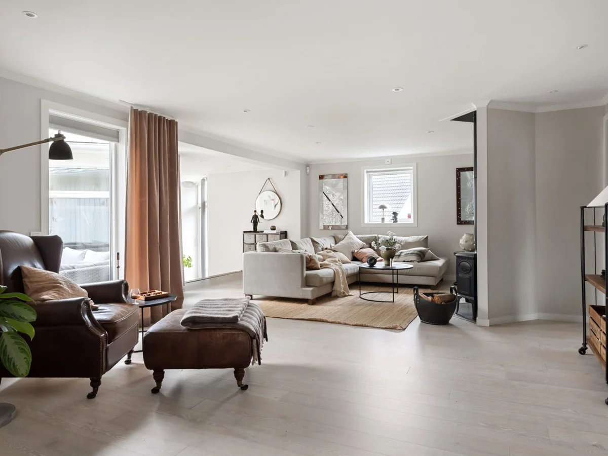 Stilrent renoverat enplanshus med etage, spa och garage!