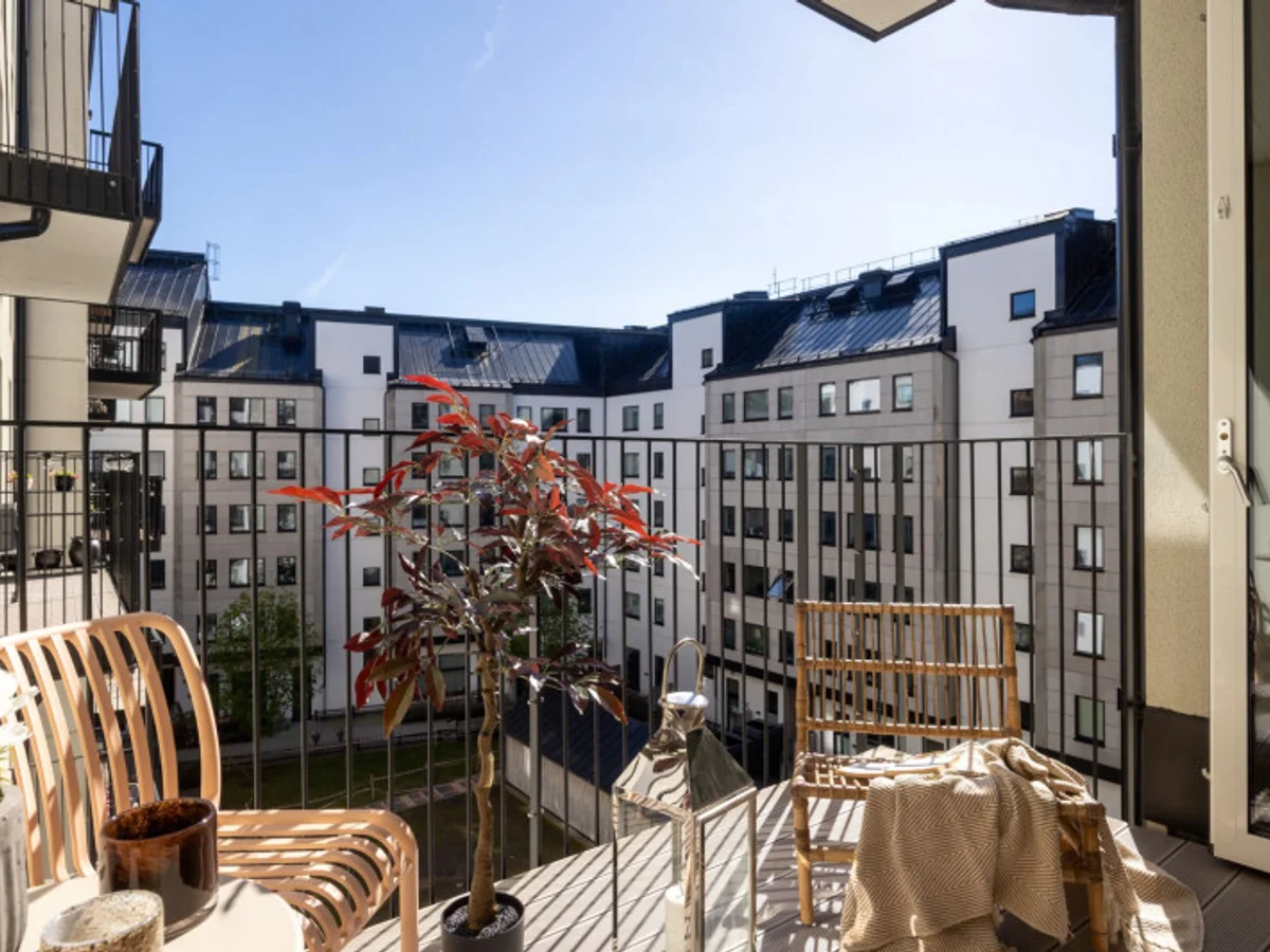 Ljus och modern fyra med balkong i populära Lundbypark!