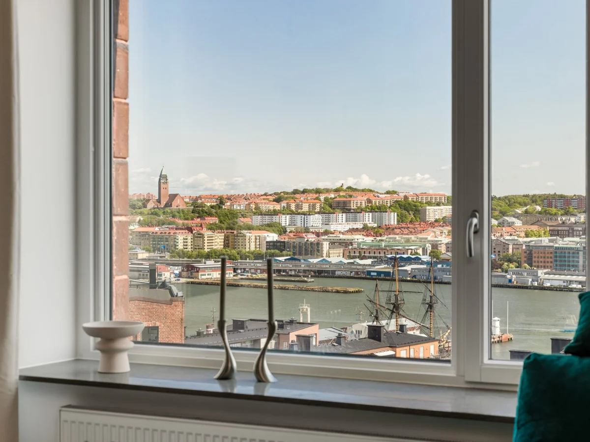 Stilren tvåa med utsikt över Göta älv – exklusiva materialval och toppläge!
