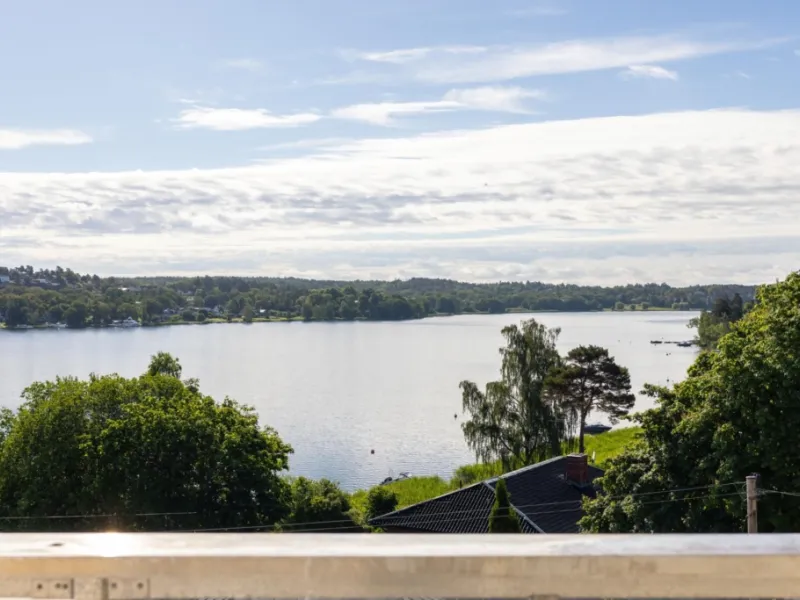 Välkomna till ett underbart boende med superläge, fridfullt och soligt belägen med makalös sjöutsikt