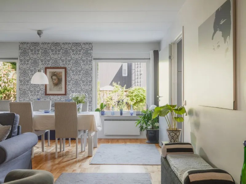 Markplanstvåa med radhuskänsla & två egna uteplatser!