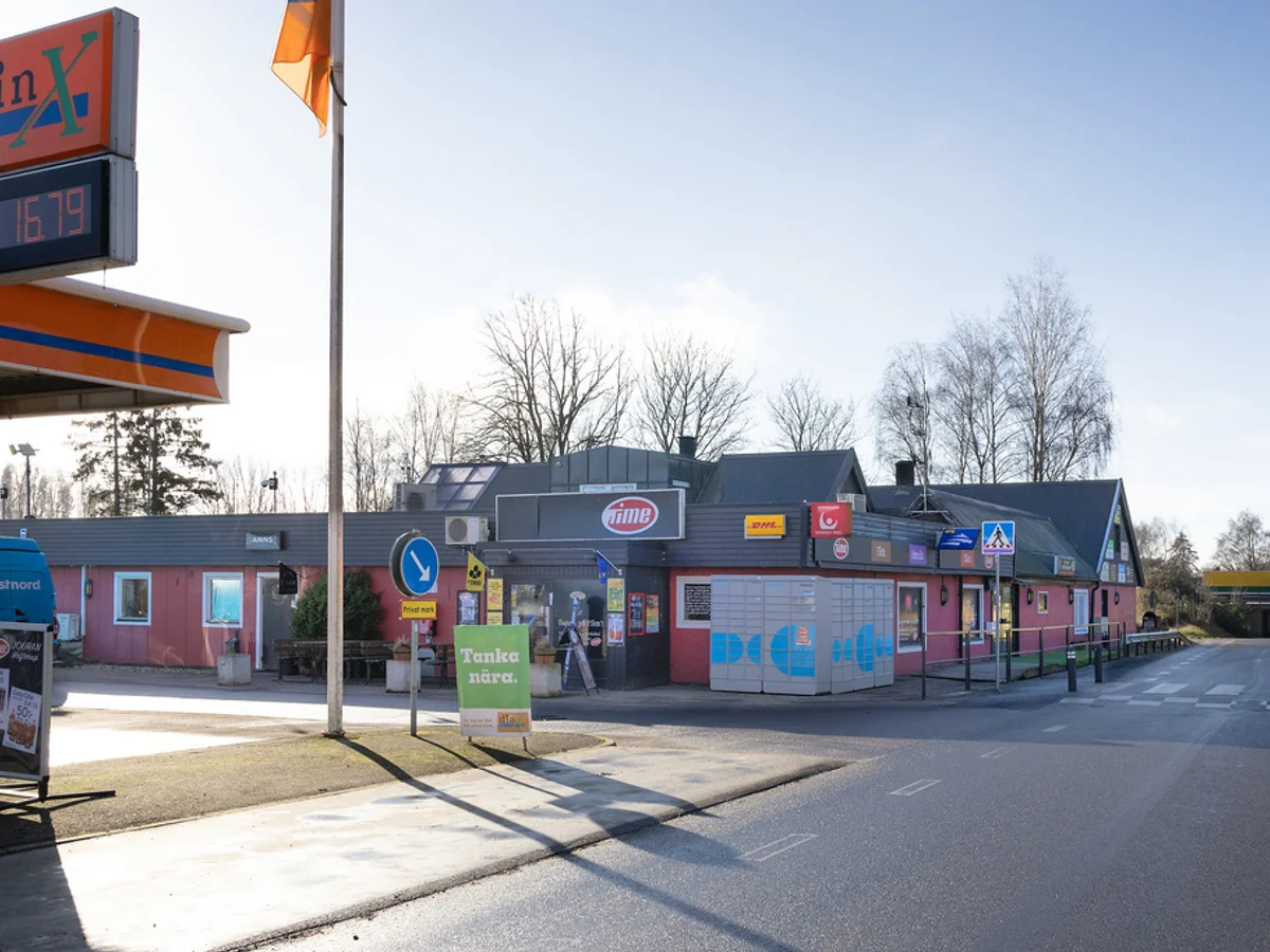 Fastighet med affärslokaler och lägenheter i familjevänliga Hofterup - Lundåkravägen 2