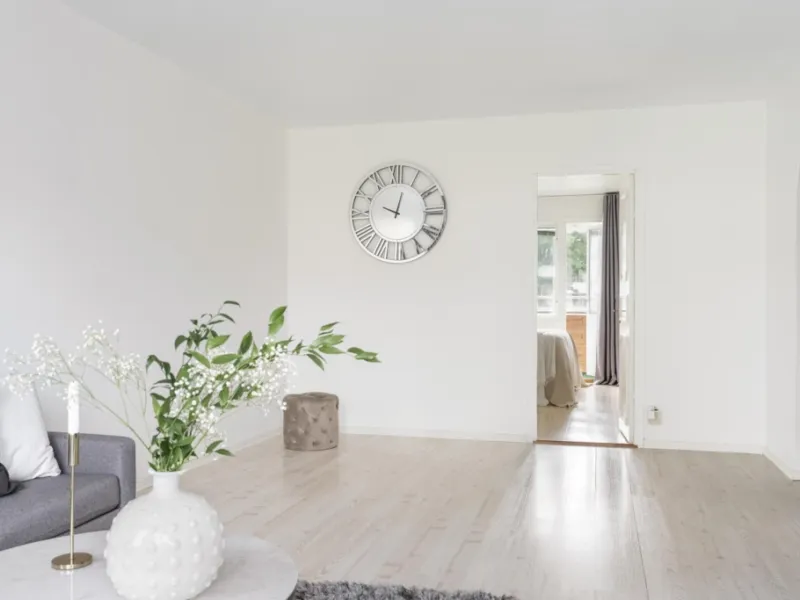 WELL-PLANNED 3-ROOM APARTMENT HALF A FLIGHT UP