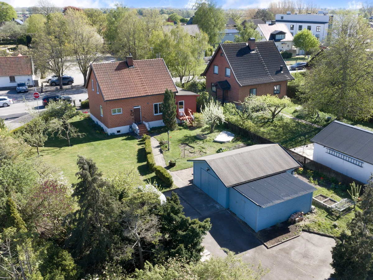 Centalt läge - charmigt boende - härlig grönskande trädgård