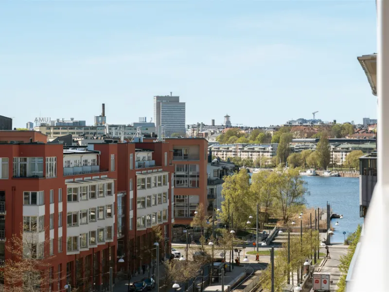 Tvåa med svårslagen vy över takåsar och Hammarbybacken!
