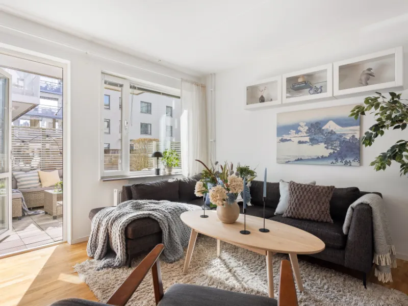 Väldisponerad 2:a med uteplats i söderläge i populär BRF på Mariehällstorget! Kamomillagatan 3 Bromma / Annedal