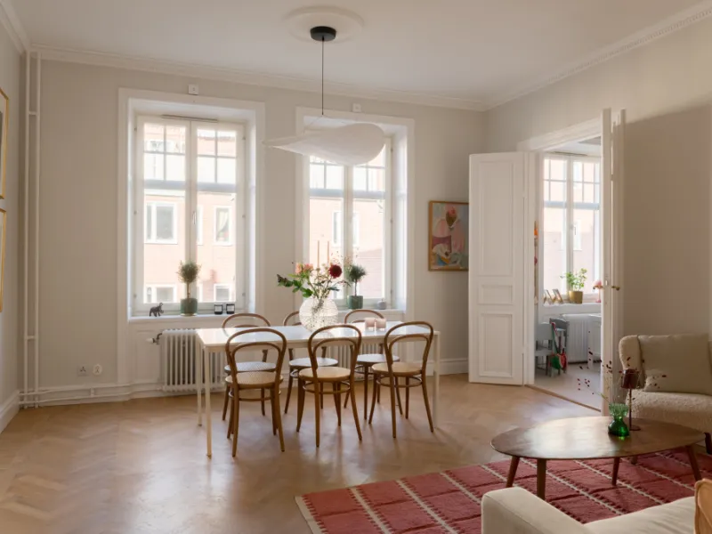 Drömlik & klassisk sekelskiftestrea med högt & ljust läge, stilren design & balkong i söderläge. Surbrunnsgatan 31 B, 4 tr, Vasastan