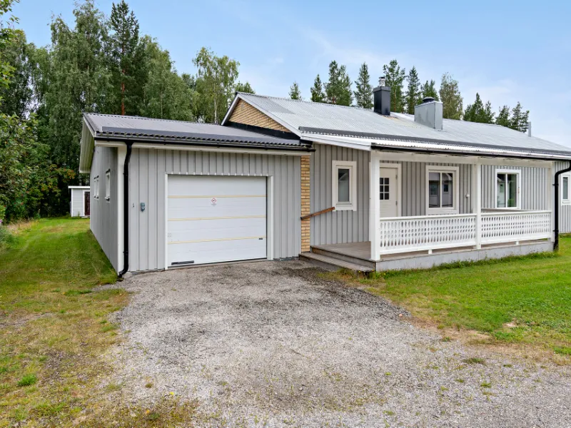 Välkommen till Sandvägen 6 – trivsam 1-plansvilla med stor tomt på Furuvik